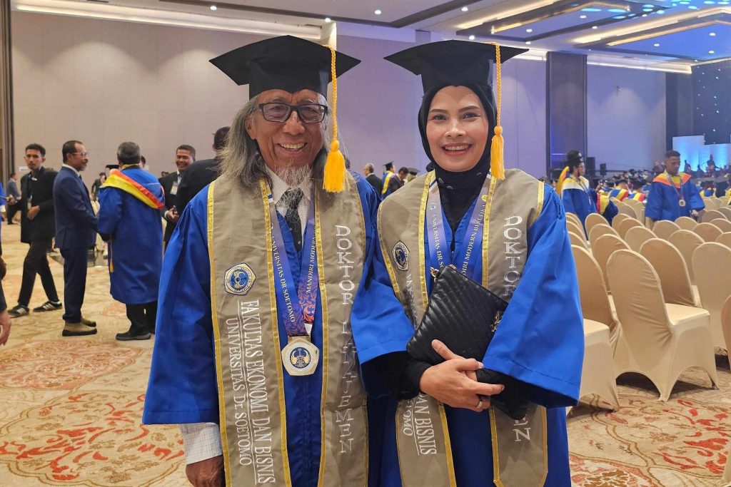 Wisudawan Unitomo Pasutri Terunik Raih Gelar Doktor Bersama